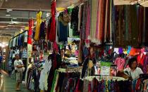 Где покупают одежду для продажи на рынке?